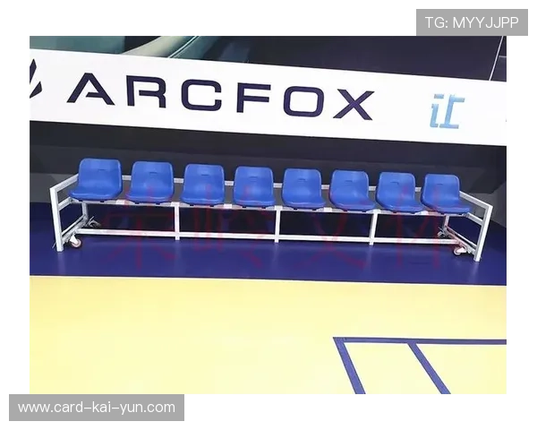 足球教练坐替补席睡着被拍,背后不为人知的压力与挑战