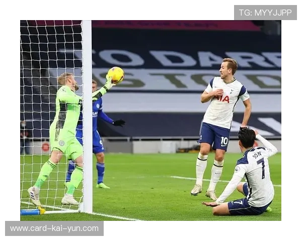 热刺逼近禁区外连续起脚，库卢切夫斯基打门被挡